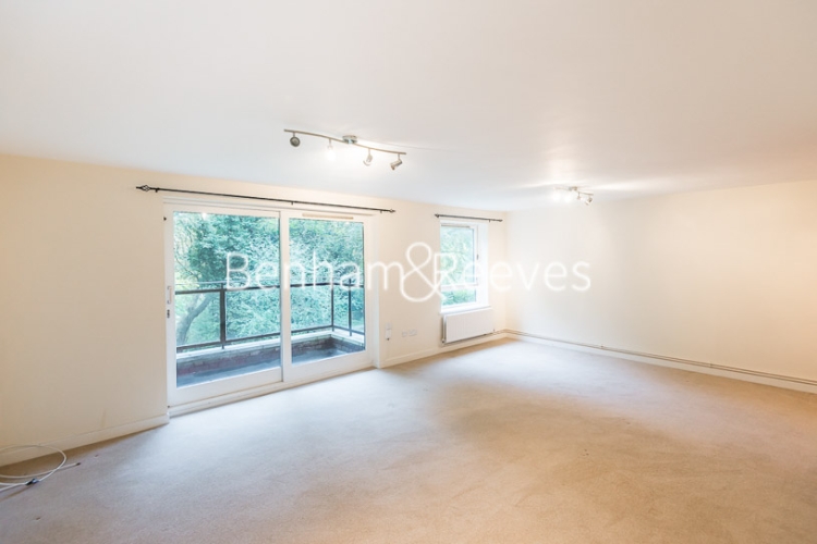 picture of 3 Bedroom(s) flat in Wood Lane, Highgate, N6