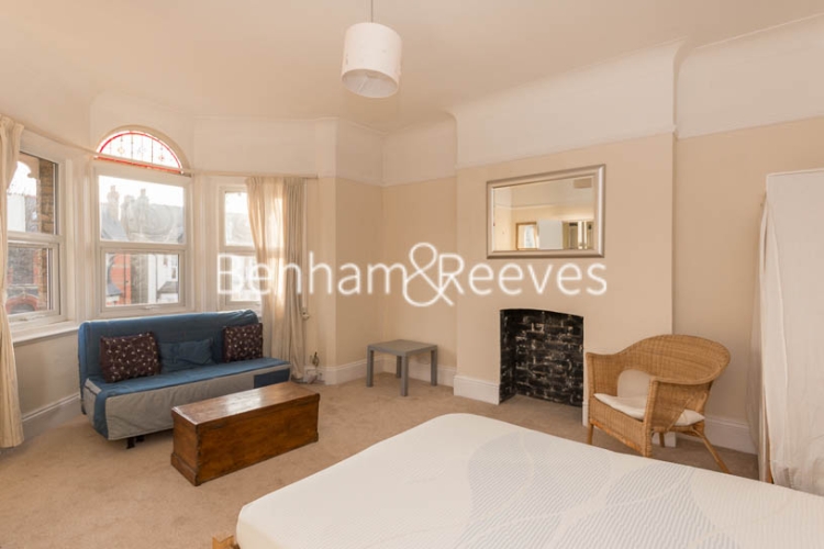 picture of Studio flat in Madeley Road, Ealling, W5