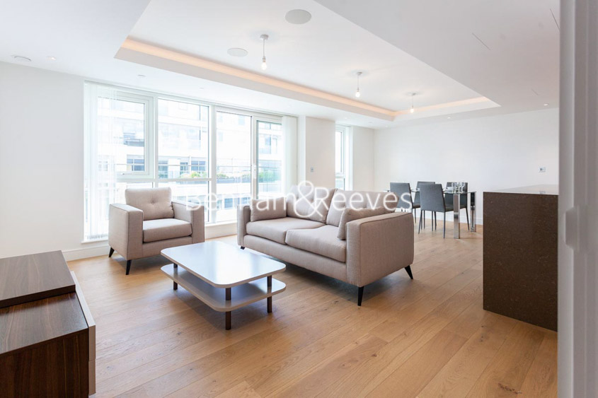 picture of 3 Bedroom(s) flat in Longfield Avenue, Ealing, W5