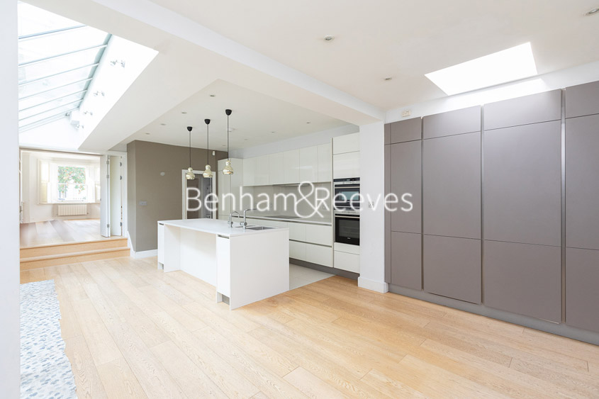 picture of 5 Bedroom(s) flat in  Atalanta Street, Hammersmith, W6