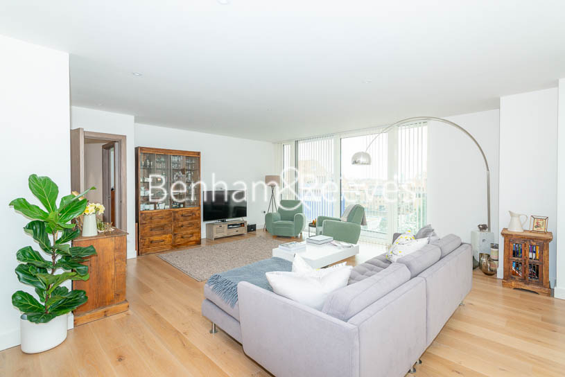 picture of 2-bed flat in  Canary Wharf