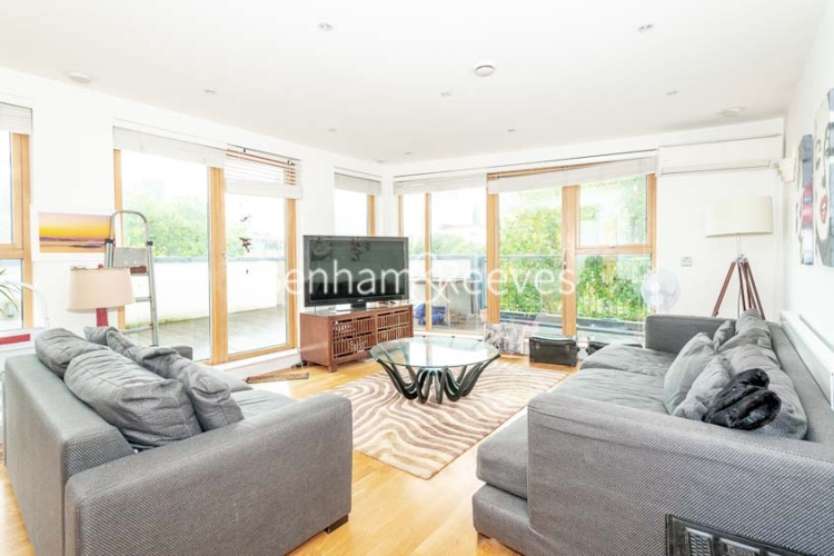 picture of 3-bed flat in  Surrey Quays