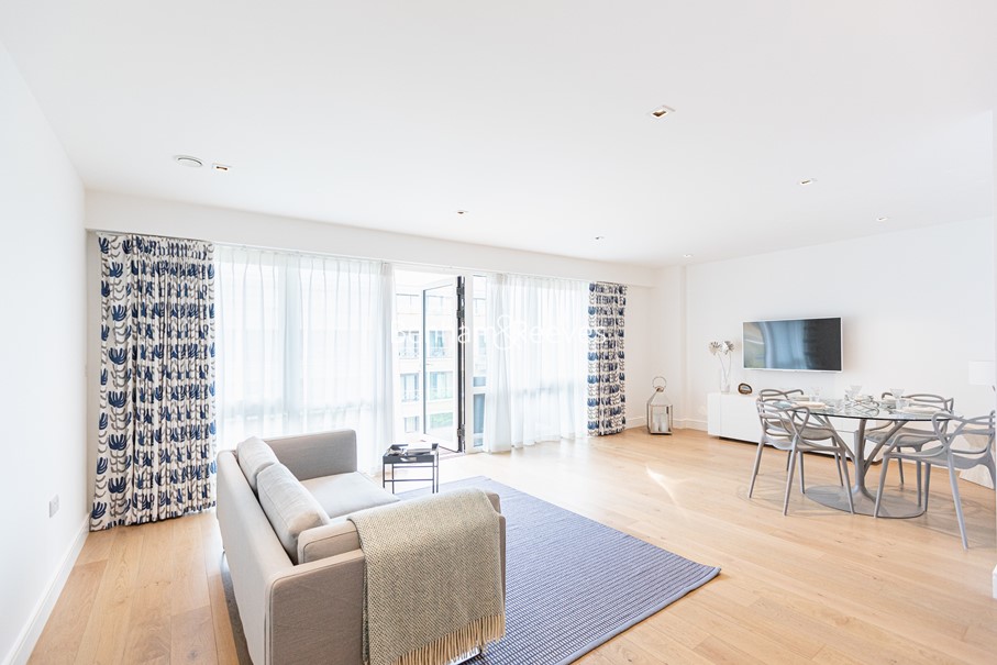 picture of 2-bed flat in  Canary Wharf