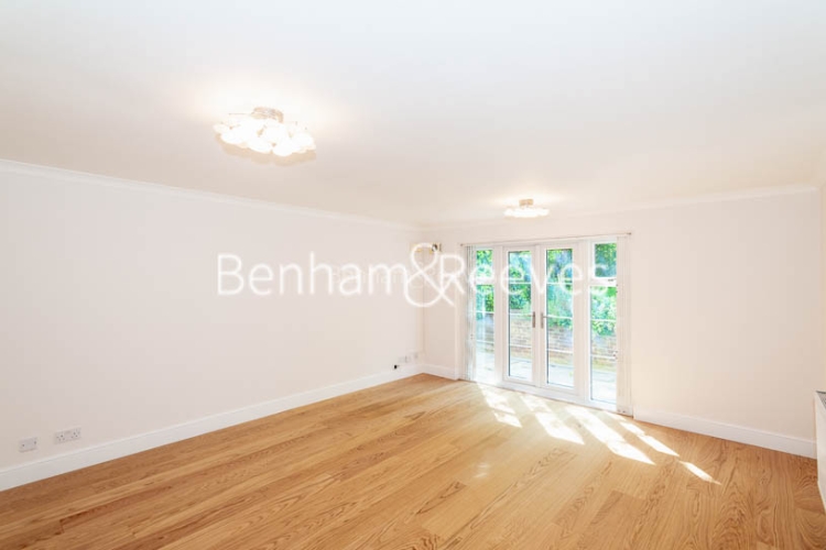 picture of 3-bed flat in  Hampstead