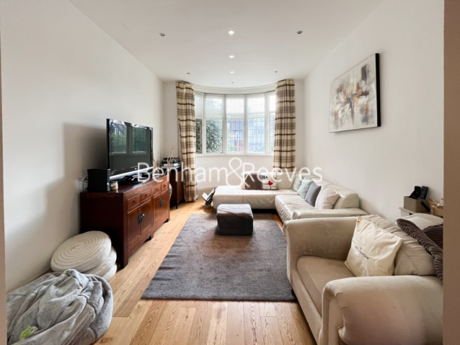 picture of 5 Bedroom(s) flat in  North End Road, Hampstead, NW11