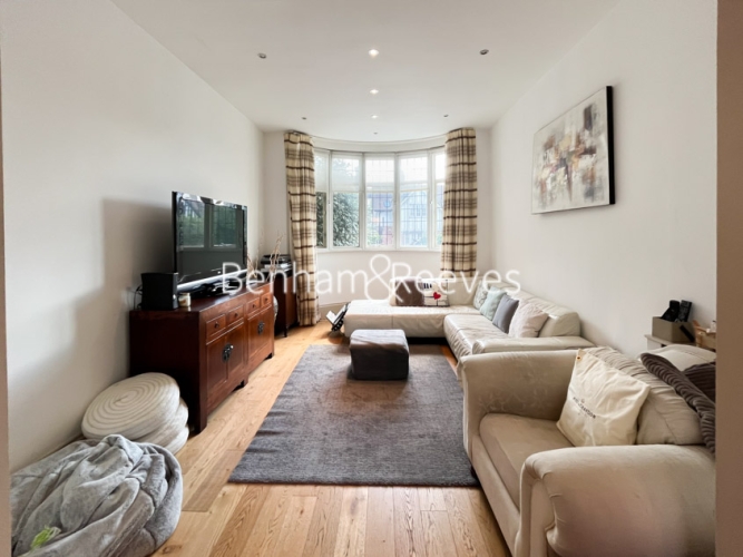 picture of 5-bed flat in  Hampstead