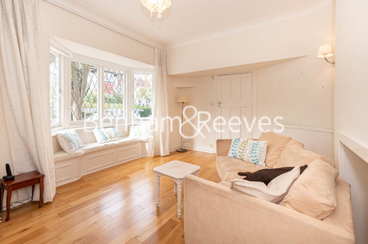 picture of 4 Bedroom(s) flat in  Park Avenue, Hampstead, NW11