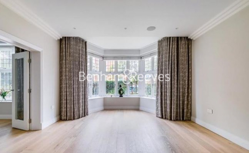 picture of 3 Bedroom(s) flat in  Kidderpore Gardens, Hampstead, NW3