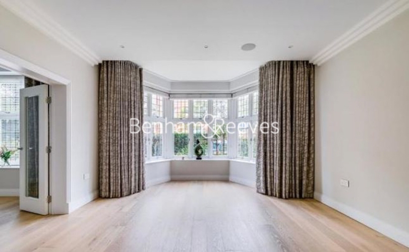 picture of 3-bed flat in  Hampstead