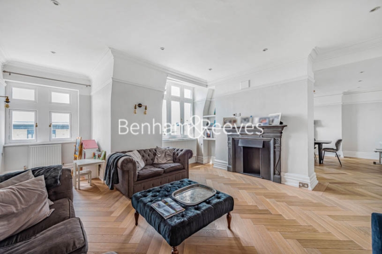 picture of 4-bed flat in  Hampstead