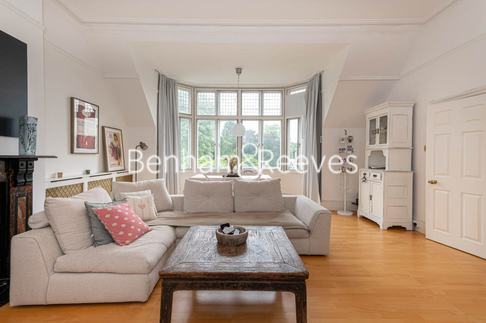 picture of 3-bed flat in  Kew