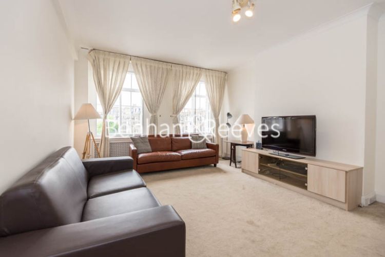 picture of 2-bed flat in  Canary Wharf