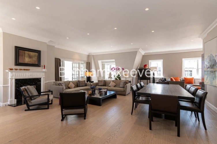 picture of 3-bed flat in  Ealing