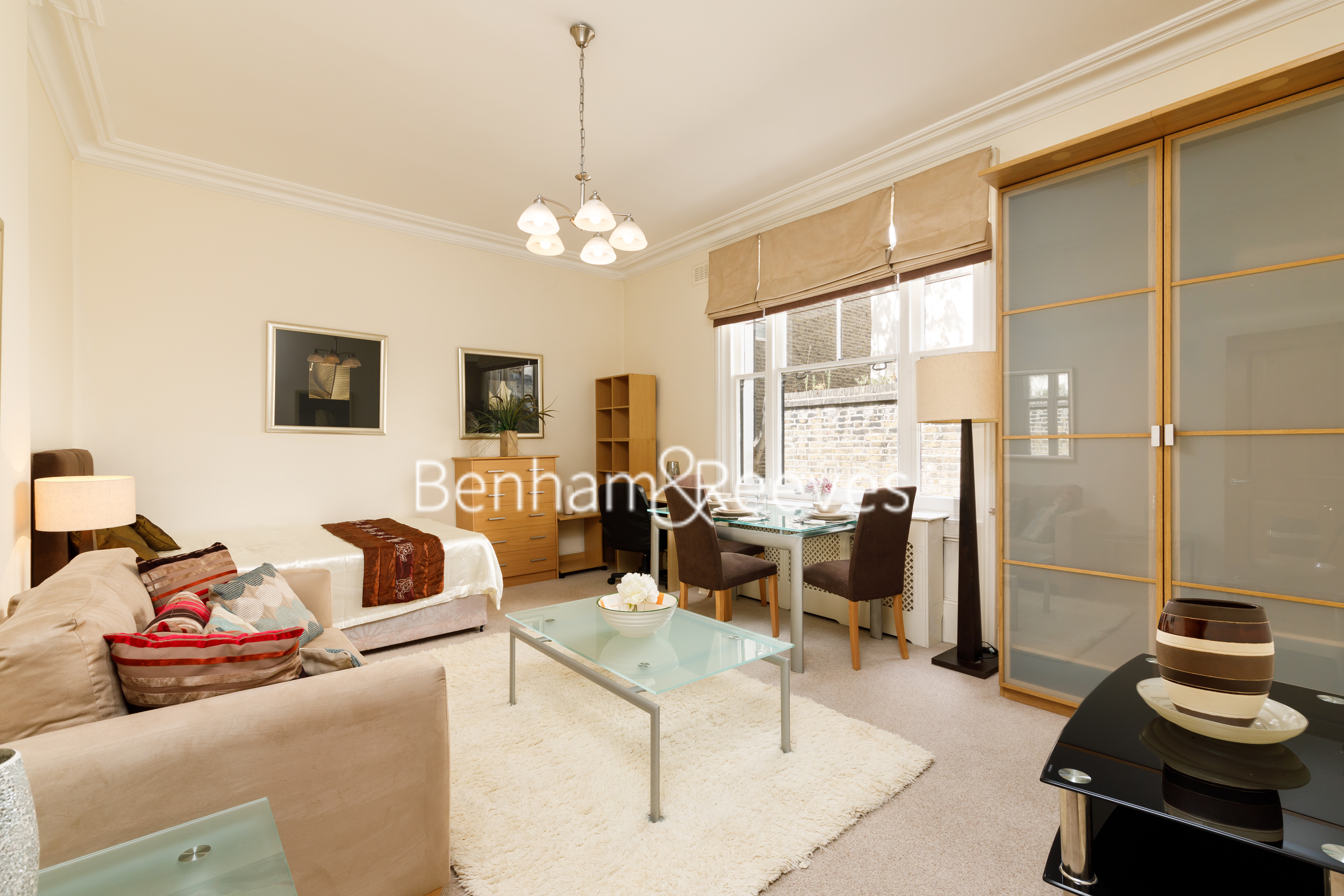 picture of studio flat in  Kensington