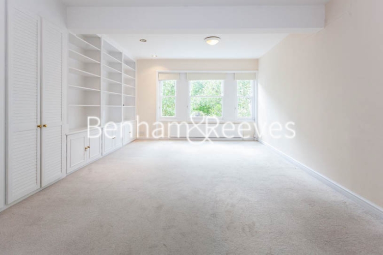 picture of 3 Bedroom(s) flat in  Lexham Gardens, Kensington, W8