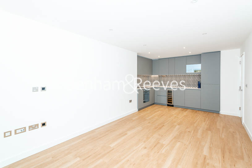 Studio flat to rent in Beaufort Park, London ID16740