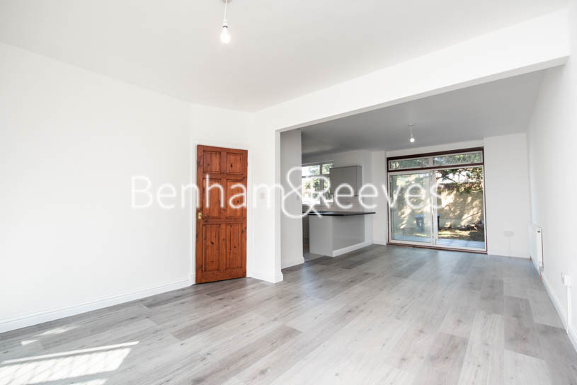 picture of 3-bed flat in  Beaufort Park