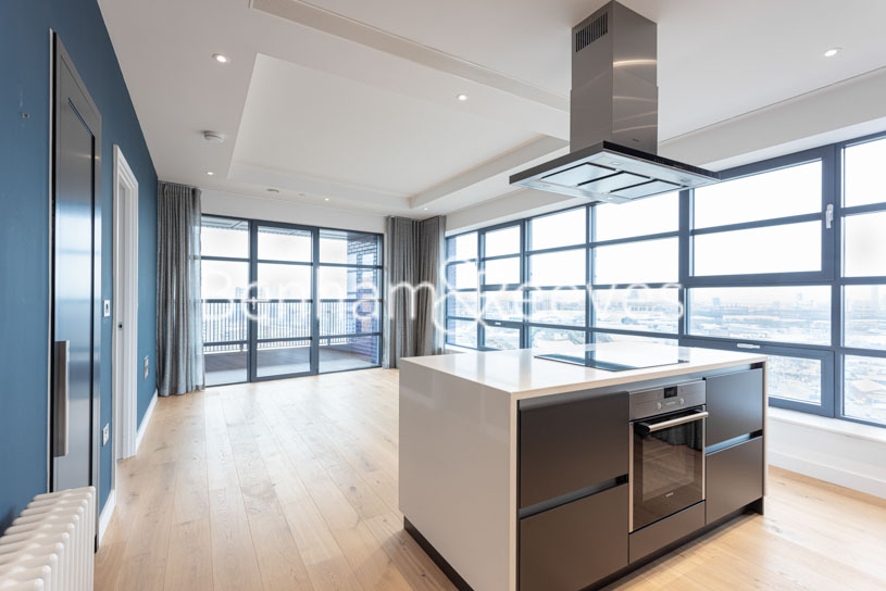 picture of 2-bed flat in  Canary Wharf