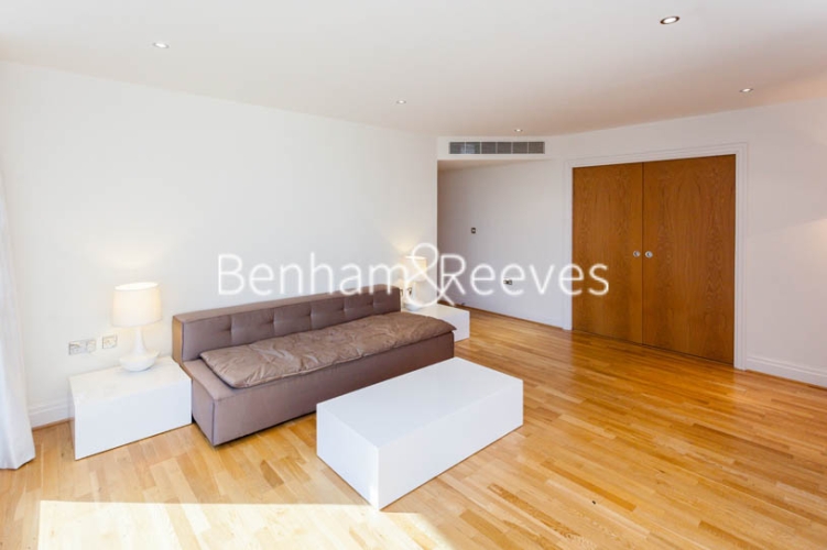 picture of 2-bed flat in  Ealing