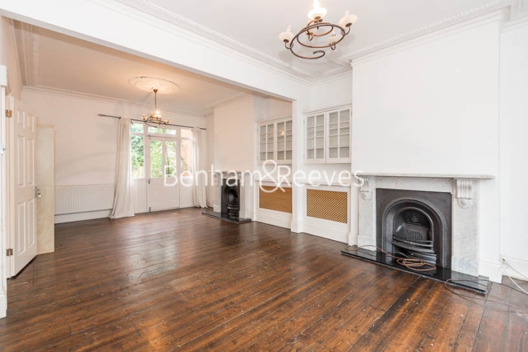 picture of 4-bed flat in  Ealing