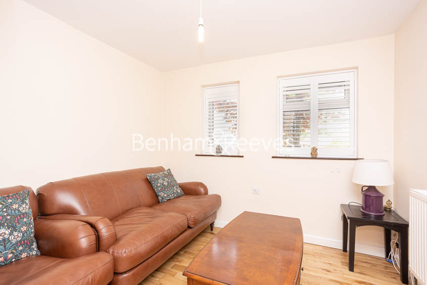 picture of 4 Bedroom(s) flat in  Camelot Close, Thamesmead, SE28
